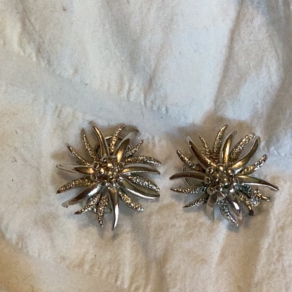 Vintage 70s Elegant Silver Floral Clip Earrings